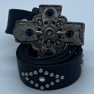 UNIQUE JEWELED BELT BUCKLE ON BLACK LEATHER.
